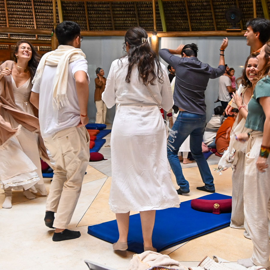 Pessoas dançando juntas durante uma atividade no Ashram